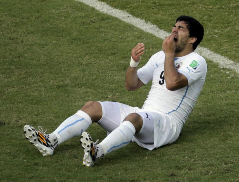 Un niño le pidió a Luis Suárez que no muerda a nadie en Rusia 2018. (Foto: AFP)
