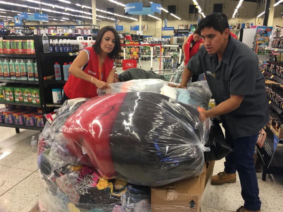 Walmart entreg&oacute; m&aacute;s de 30 tarimas de donativo. (Foto: cortes&iacute;a Walmart)