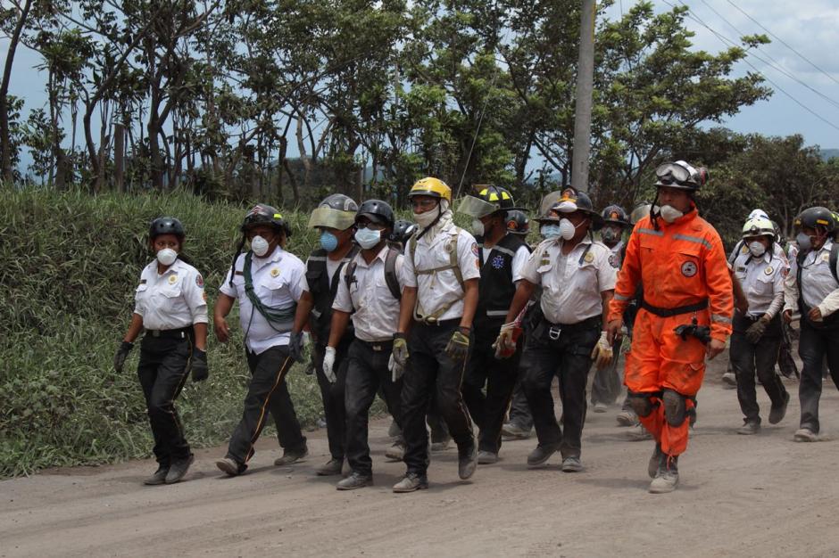 Los param&eacute;dicos han permanecido en intensas jornadas de b&uacute;squeda. (Foto: Josu&eacute; Ram&iacute;rez/Soy502)