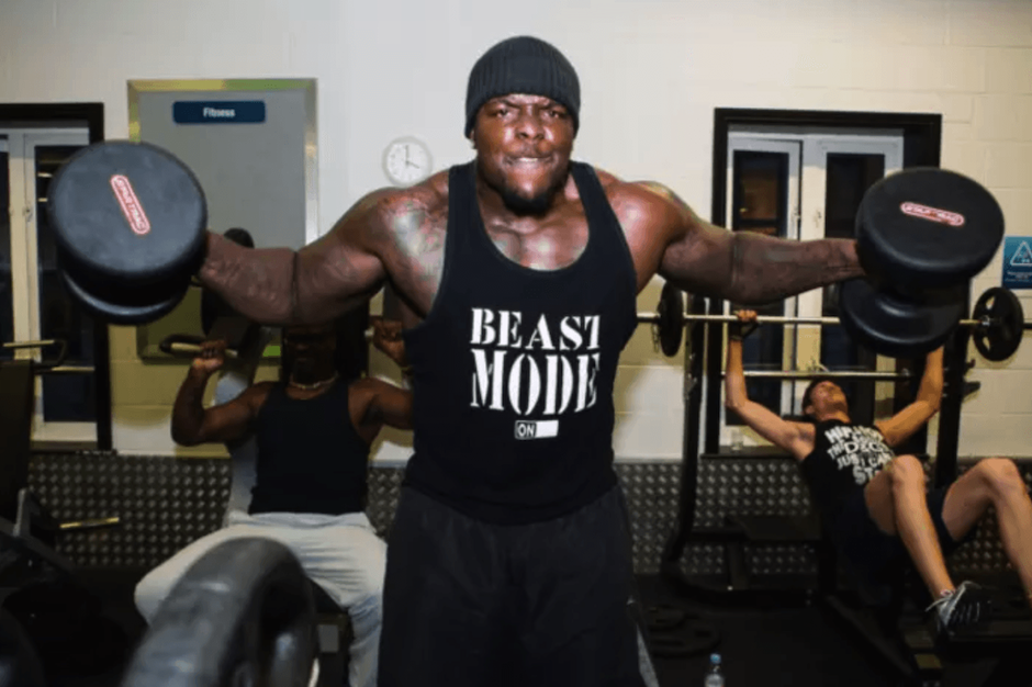 Adebayo Akinfenwa no está nada contento con la actuación de Sergio Ramos en la final de la Champions. (Foto: Gymtalk)