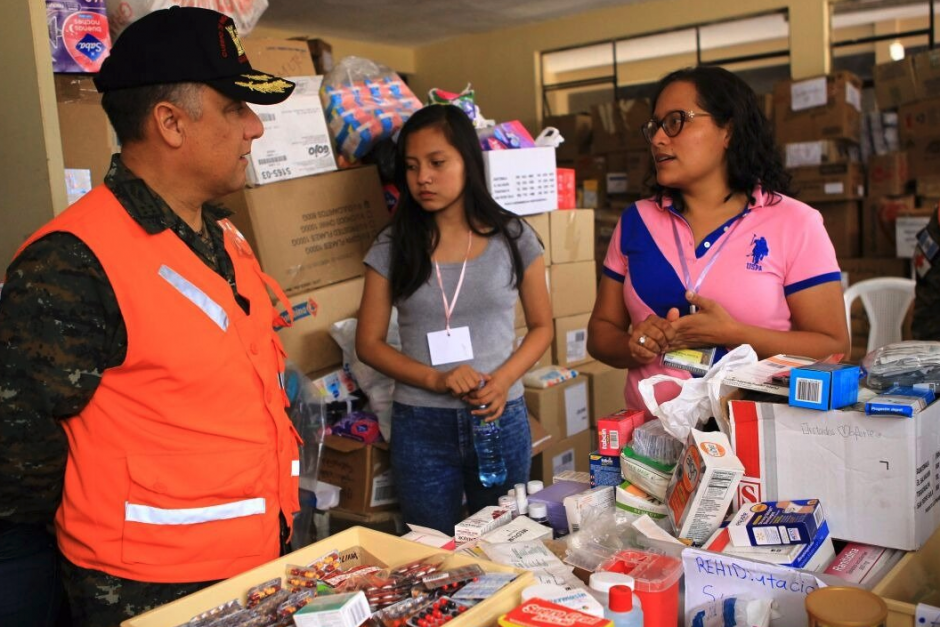 El ministro Ralda se acercó a los centros de abastecimiento en Alotenango. (Foto: Gobierno)