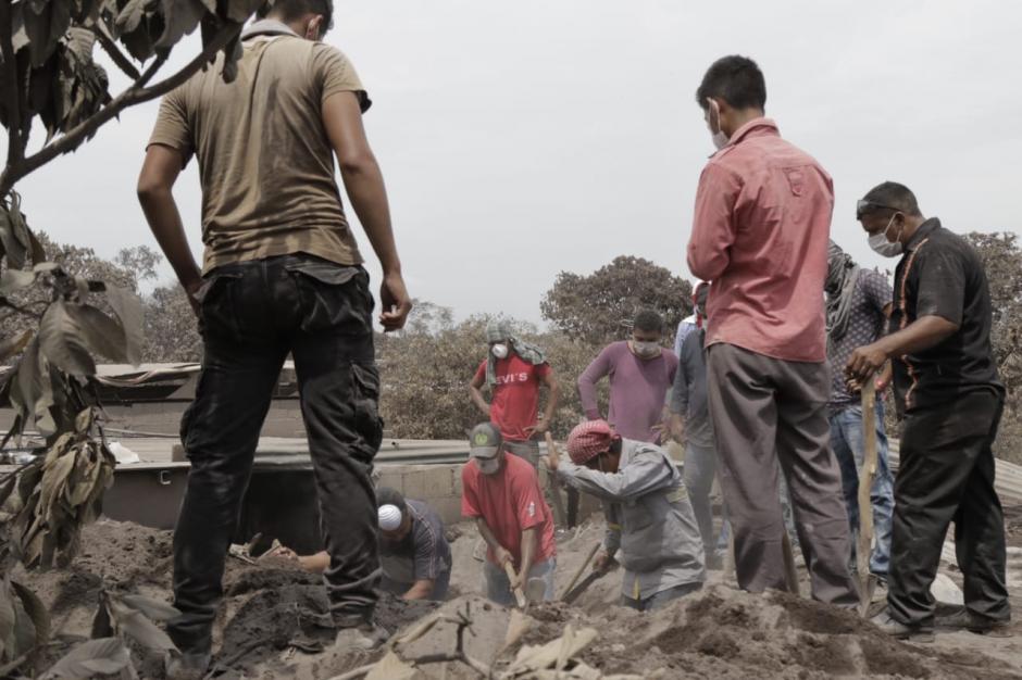 Pese a que la Conred suspendió la búsqueda temporal en la zona cero, en el lugar trabajan socorristas extranjeros y familiares de las víctimas. (Foto: Alejandro Balán/Soy502)