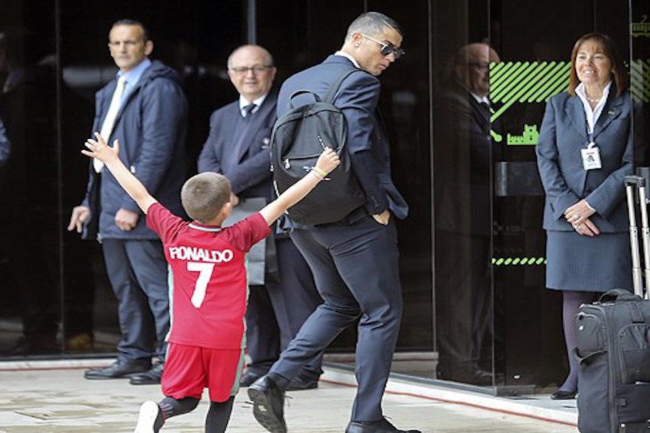 Cristiano Ronaldo atendió cálidamente a un niño que corrió para abrazarlo. (Foto: Captura de video)