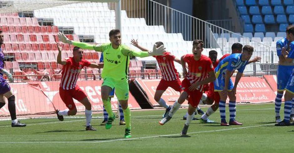 Albert Batalla portero del Almería B fue el héroe de su equipo. (Foto: Diario de Almería)
