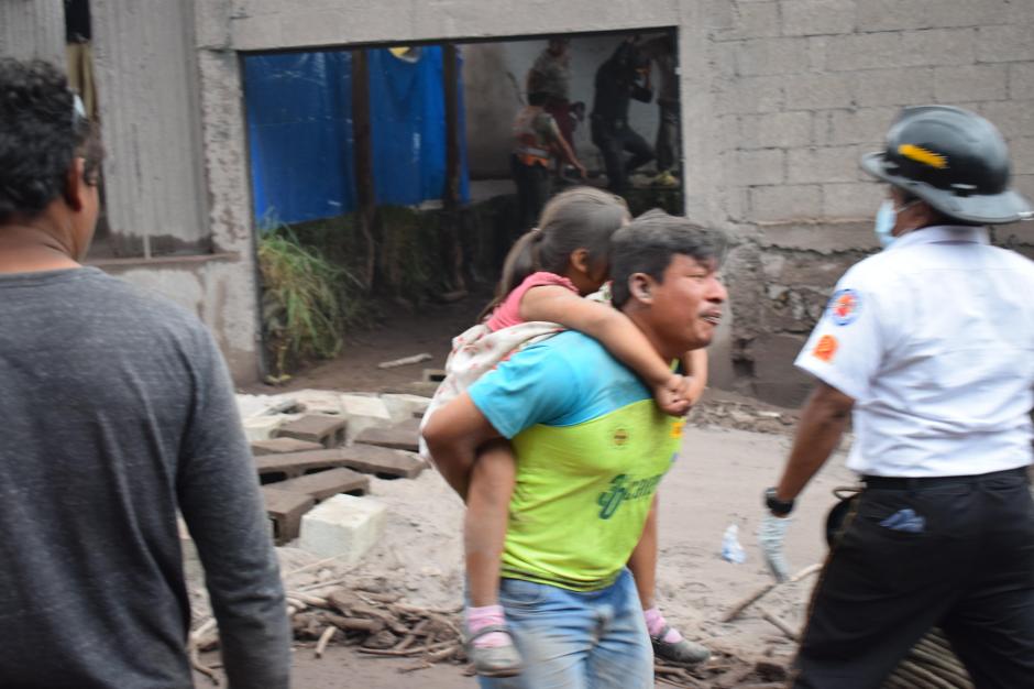 Esta fotograf&iacute;a muestra el momento exacto en el que Rub&eacute;n logra rescatar a su hija. (Foto: Manuel Cobar)&nbsp;