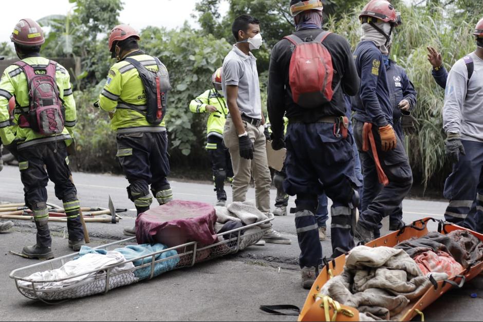 Un incansable Bryan llega todos los días a la zona cero. (Foto: Alejandro Balan/Soy502) 
