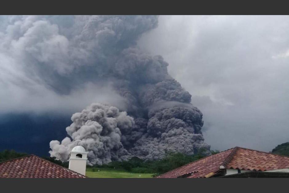 Pilotos aviadores compartieron im&aacute;genes de la erupci&oacute;n del volc&aacute;n. (Foto: captura de video de Facebook)