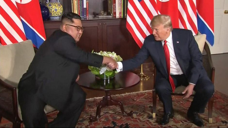 Donald&nbsp;Trump&nbsp;y&nbsp;Kim&nbsp;Jong Un se dieron este martes un hist&oacute;rico apret&oacute;n de manos, el primero entre un presidente estadounidense en activo&nbsp;y&nbsp;un l&iacute;der norcoreano. (Foto: @el_pais)