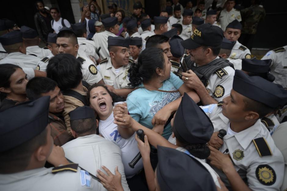Manifestantes identificados como estudiantes de la Universidad de San Carlos se enfrentaron a la PNC para impedir la salida de diputados del Congreso. (Foto: Wilder López/Soy502)