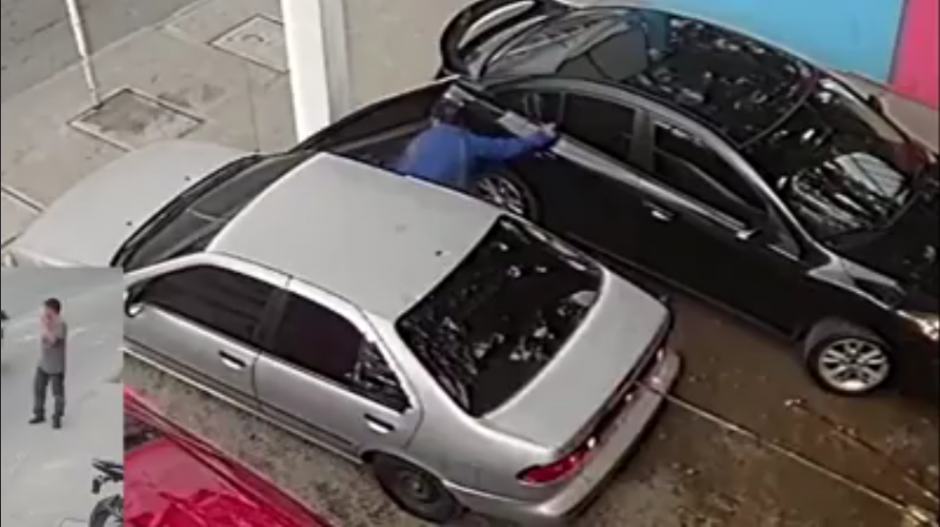 El video muestra la forma en que los sujetos abren el veh&iacute;culo y roban lo que hay en el interior. (Foto: captura de video)&nbsp;