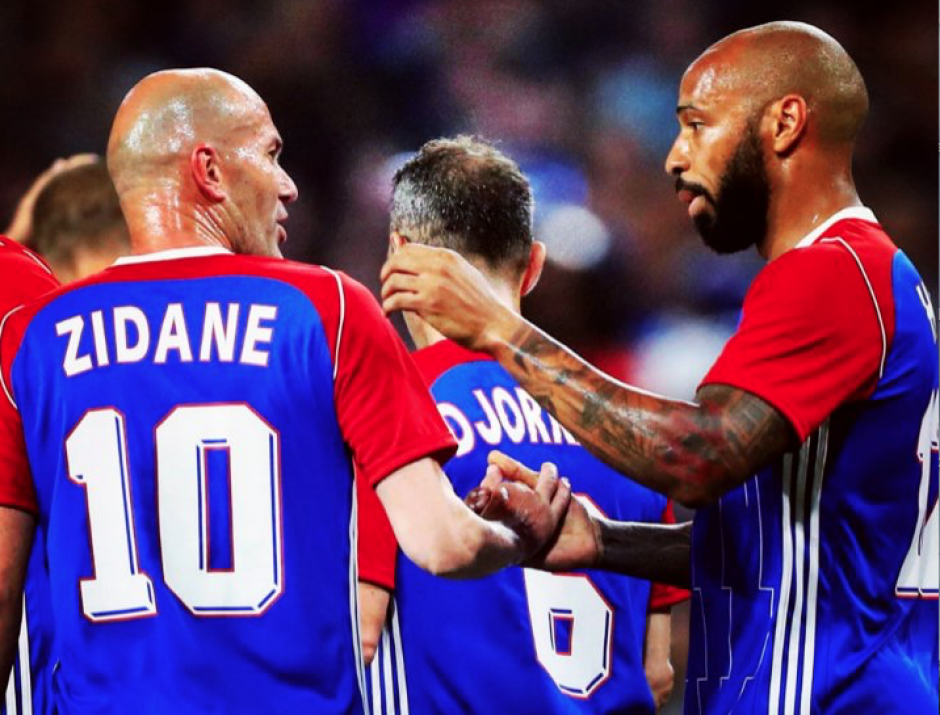 Thierry Henry no pierde el toque y marca un golazo en el partido homenaje a los campeones del mundo de 1998. (Foto: AFP)