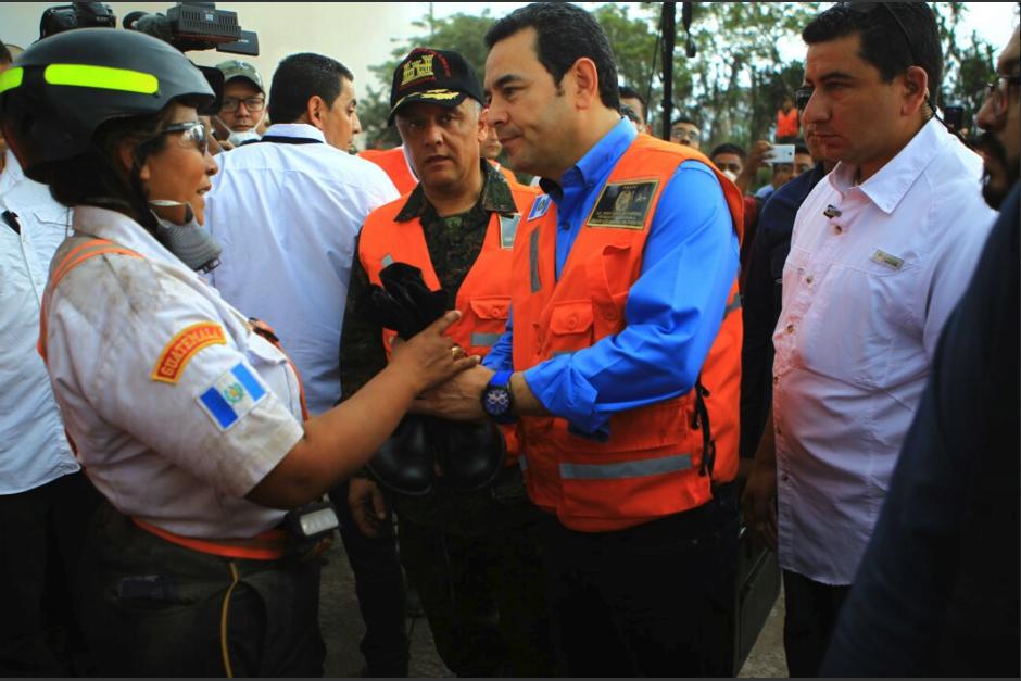 El Presidente Morales llegó a la zona afectada por la erupción del Volcán de Fuego (Foto: Gobierno de Guatemala)