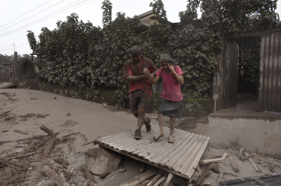 Dos sobrevivientes salen de San Miguel los Lotes tras la erupción del Volcán de Fuego. (Foto: Erick Sor/Nuestro Diario)