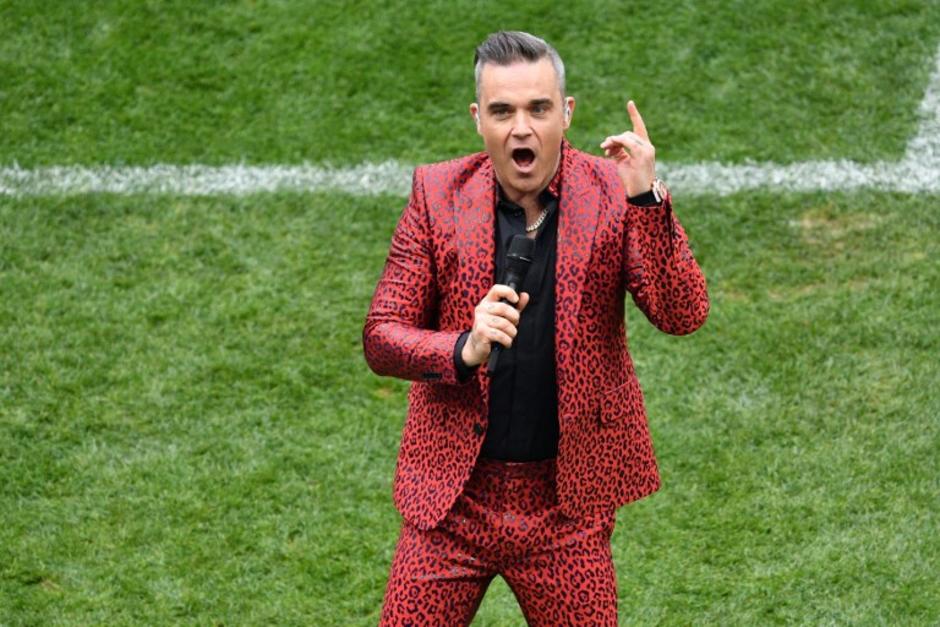 El cantante británico hizo esta peculiar señal en la transmisión en vivo. (Foto: AFP)