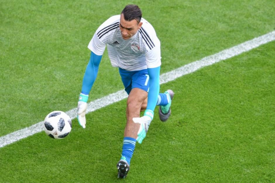 A pesar de que calentó previo al partido, el portero egipcio&nbsp;Essam El Hadary no fue titular. Si juega, se convertiría en el jugador más longevo en participar en un Mundial. (Foto Héctor Retamal/AFP)