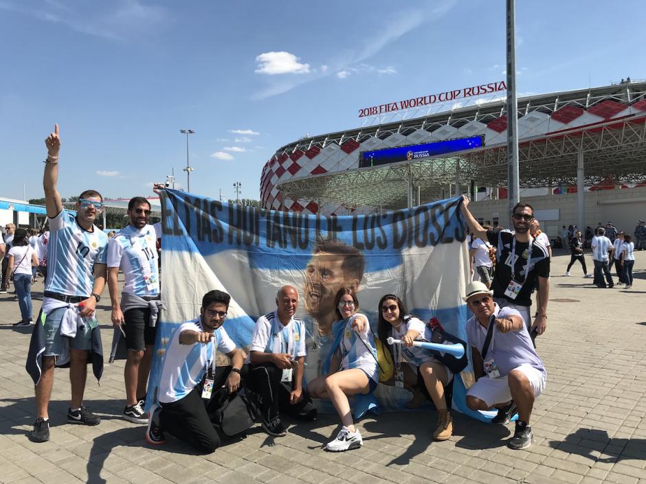 Los fan&aacute;ticos argentinos se apoderaron de las gradas del estadio Spartak. (Foto: Aldo Mart&iacute;nez/Soy502)