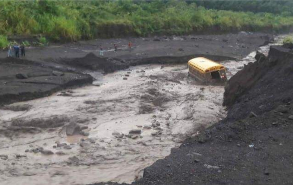 Un bus fue arrastrado por la corriente de aguas negras. (Foto: captura pantalla)&nbsp;