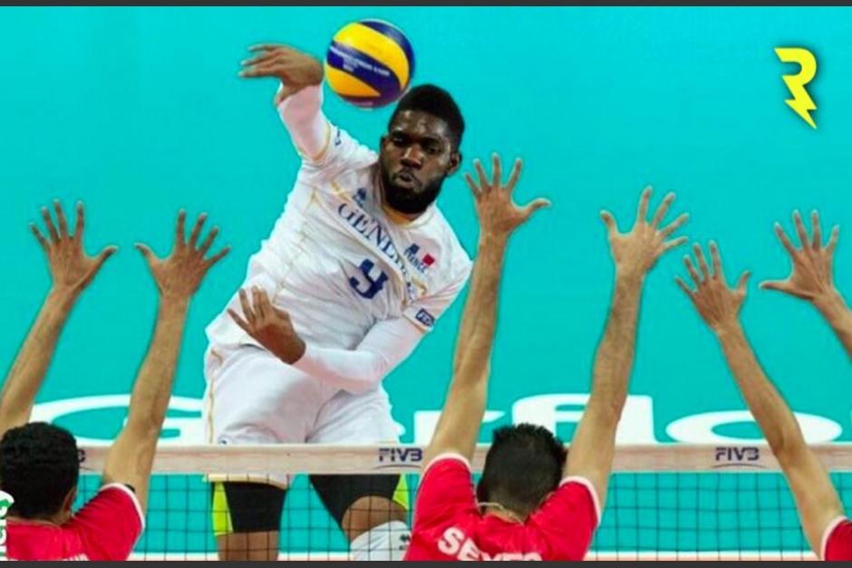 El defensa de Francia provocó una mano que no solo desató un penal sino una oleada de "memes". (Foto: captura Twitter)&nbsp;