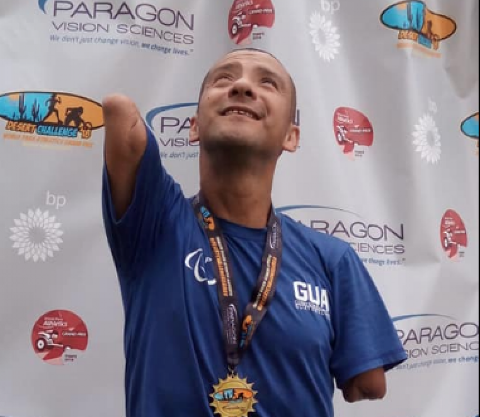 El atleta paralímpico Raúl Pérez apunta al cielo tras ganar la medalla de oro para Guatemala en Arizona. (Foto: Raúl Pérez)
