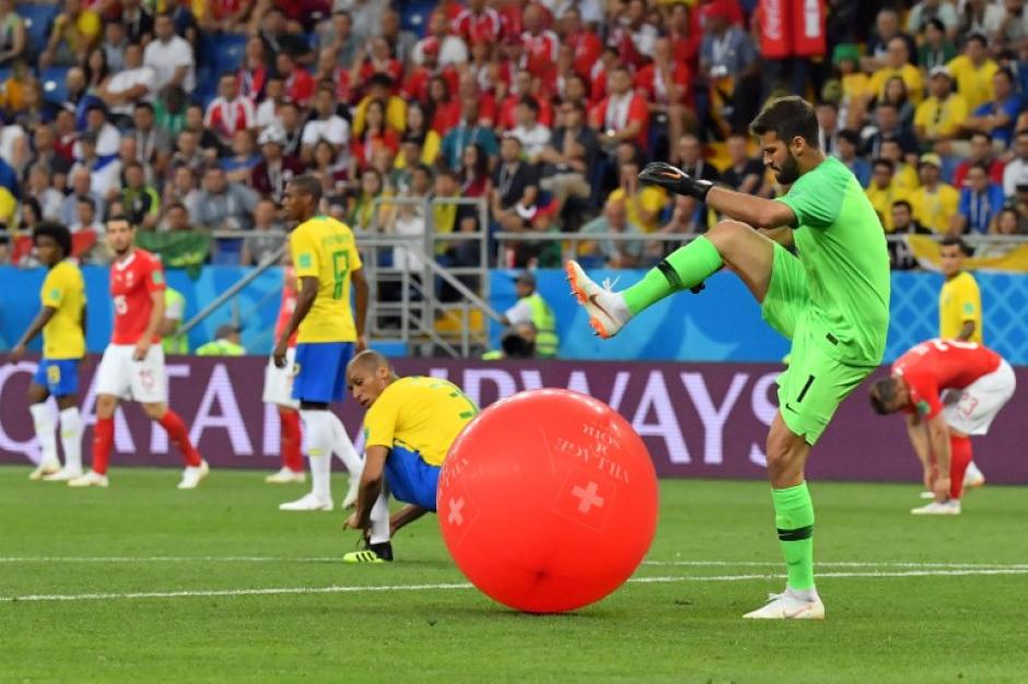 El guardameta Alisson vivió un particular momento en el partido entre Brasil y Suiza. (Foto: AFP)&nbsp;