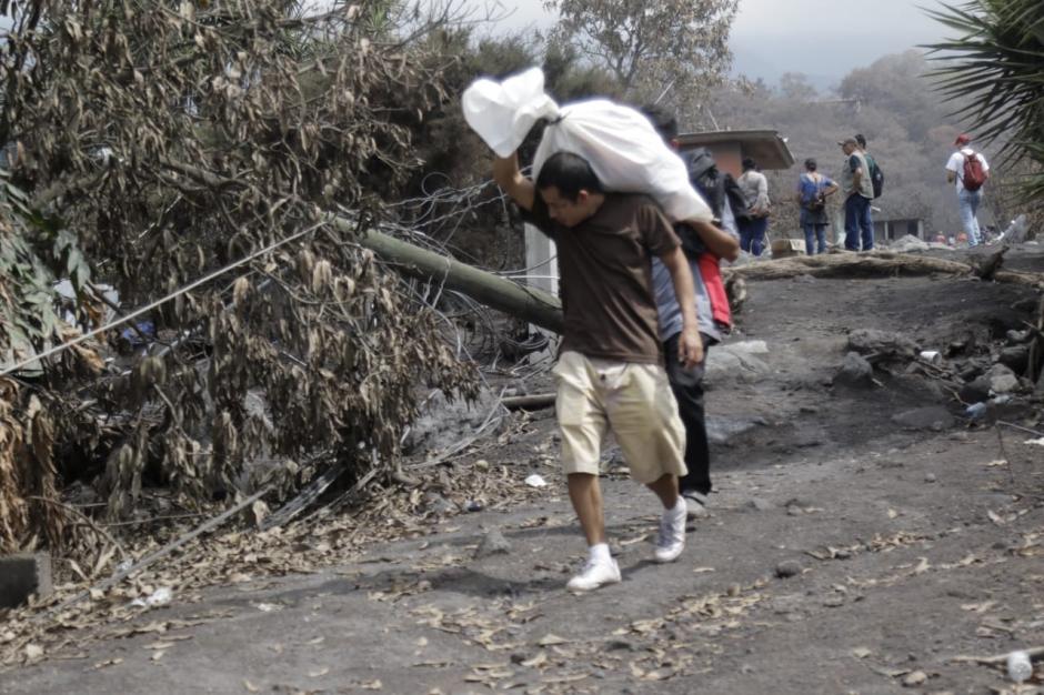 Despu&eacute;s de 16 d&iacute;as de la tragedia, los afectados recuperan algunas pertenencias. (Foto: Alejandro Bal&aacute;n/Soy502)