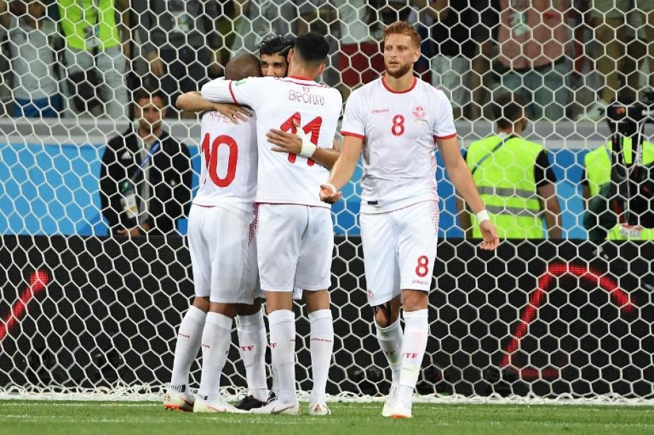 Por la v&iacute;a del penal, T&uacute;nez le empat&oacute; a Inglaterra antes del final del primer tiempo. (Foto: AFP)
