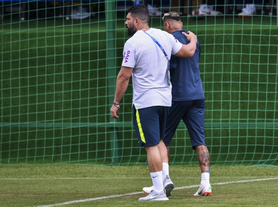 Neymar al momento de abandonar la práctica de la Selección de Brasil. (Foto: AFP)