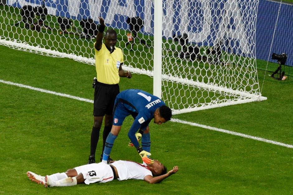 Renato Tapia sufri&oacute; un golpe en la cabeza al minuto 75 del juego ante Dinamarca. (Foto: AFP)
