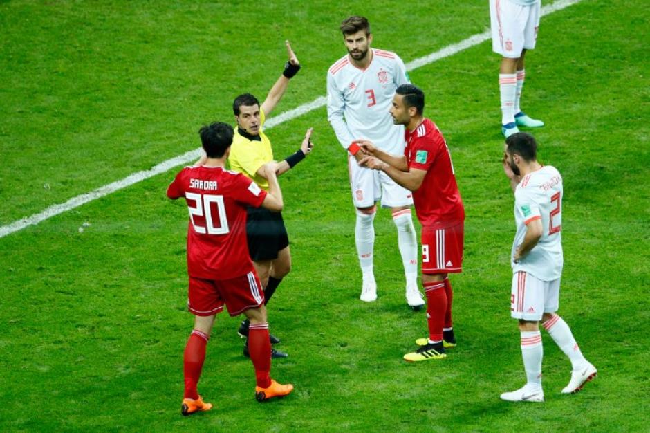 Momento en el que el &aacute;rbitro decidi&oacute; anular la acci&oacute;n en la que Ir&aacute;n anot&oacute; el gol del empate. (Foto: AFP)