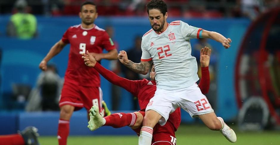 El centrocampista espa&ntilde;ol se detuvo para rescatar al ave para que no fuera lastimado. (Foto: AFP)