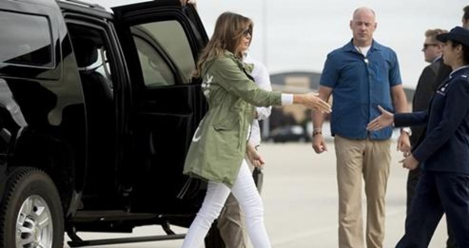 La pol&eacute;mica chaqueta que utiliz&oacute; Melania Trump durante su sorpresiva visita a un albergue de ni&ntilde;os inmigrantes en la frontera entre Estados Unidos y M&eacute;xico. (Foto:&nbsp;www.viveusa.mx)