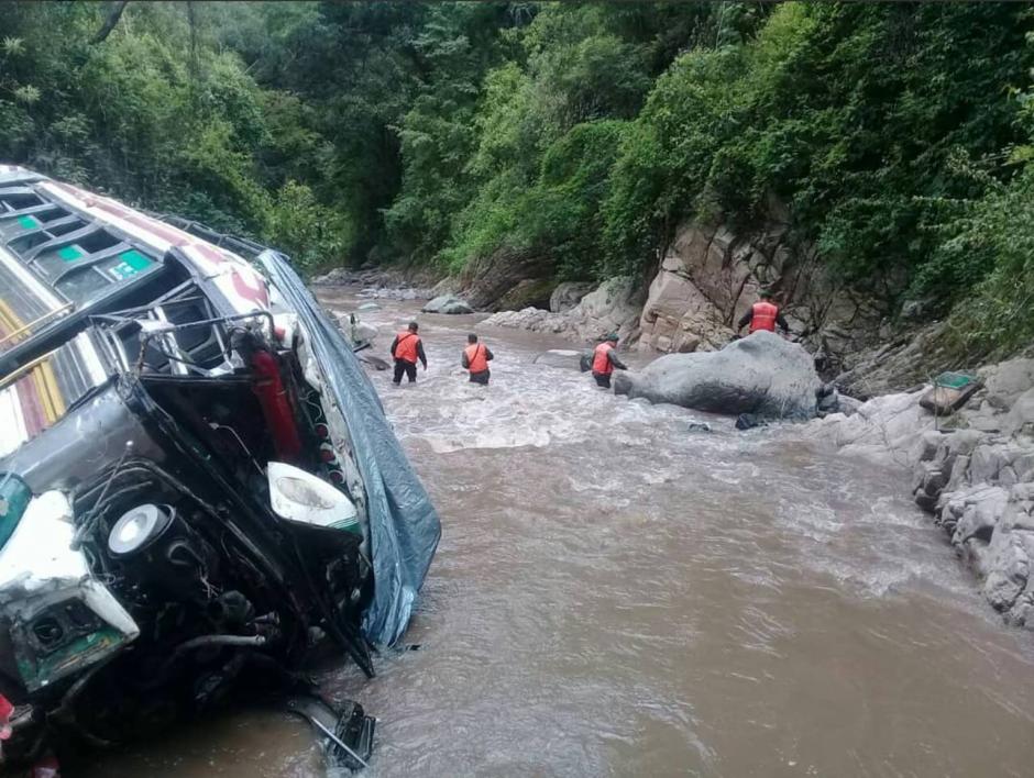 Este es el autob&uacute;s en el que viajaban los estudiantes y maestros. (Foto: Facebook/Jimmy Morales)