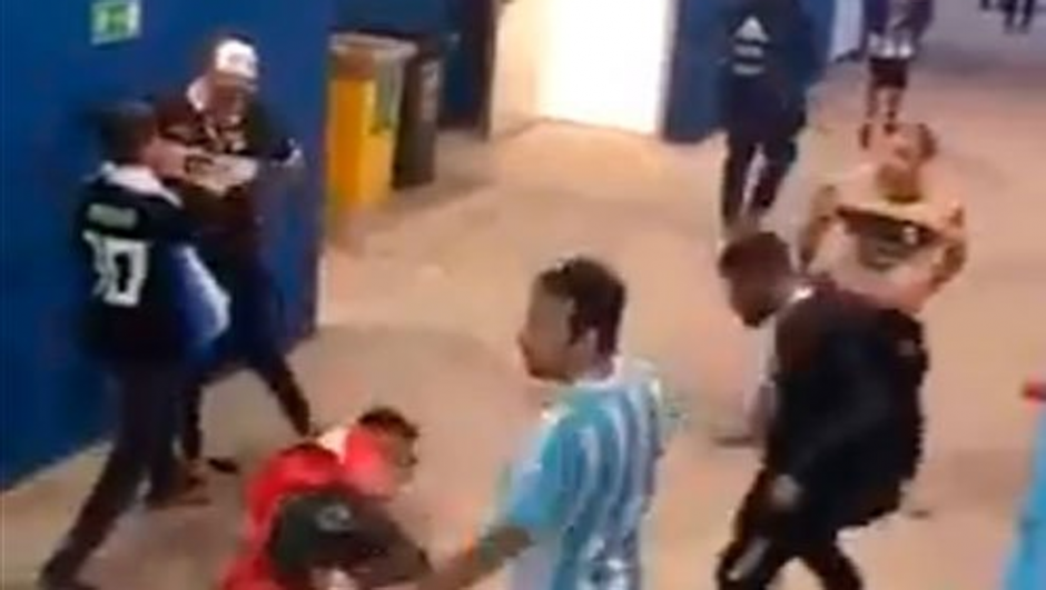 Seguidores de Argentina arremetieron contra un aficionado de Croacia, tras la derrota de su Selección. (Foto: Captura)