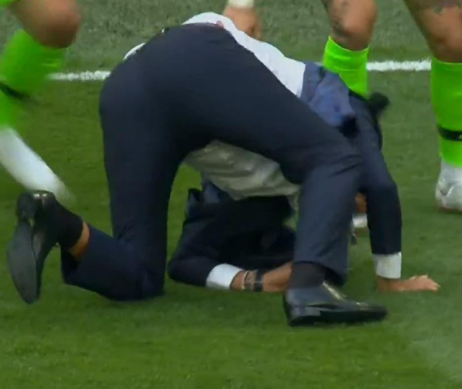Tite se lesion&oacute; al celebrar con todo el gol de Coutinho. (Foto: captura de video)