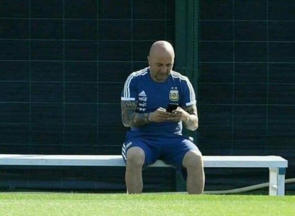 El director t&eacute;cnico a&uacute;n no sabe qu&eacute; estrategia utilizar para clasificar a octavos. (Foto: Twitter)