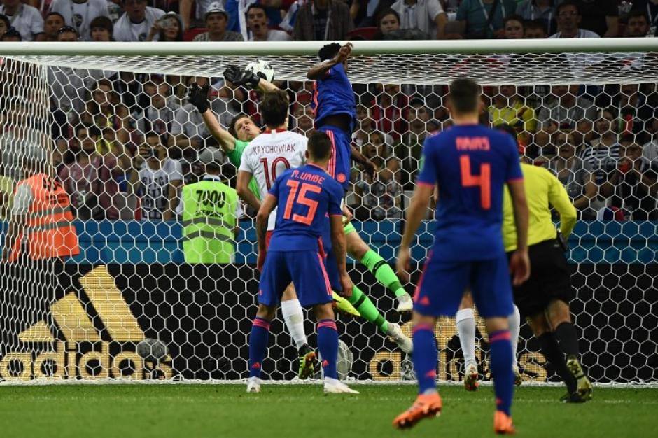 con un fuerte cabezazo, Yerry Mina tiene ganando a Colombia sobre Polonia. (Foto: AFP)