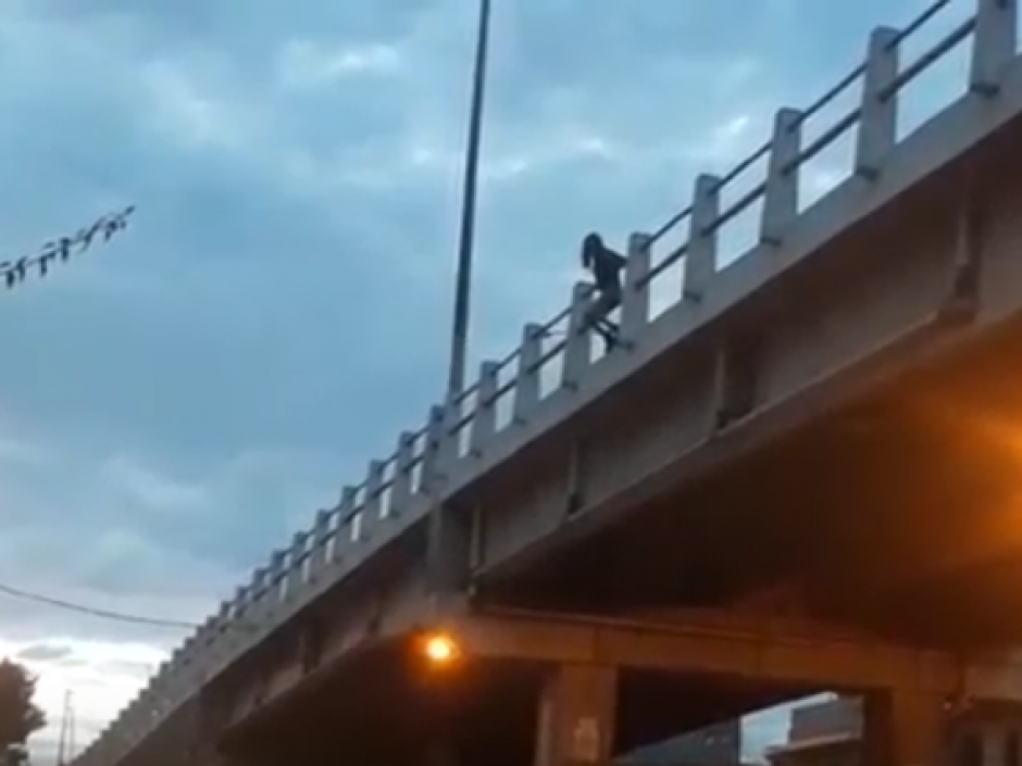 Una mujer intent&oacute; suicidarse lanz&aacute;ndose del paso a desnivel de Chimaltenago, pero dos agentes de la PNC la rescataron. (Foto: captura de pantalla)&nbsp;