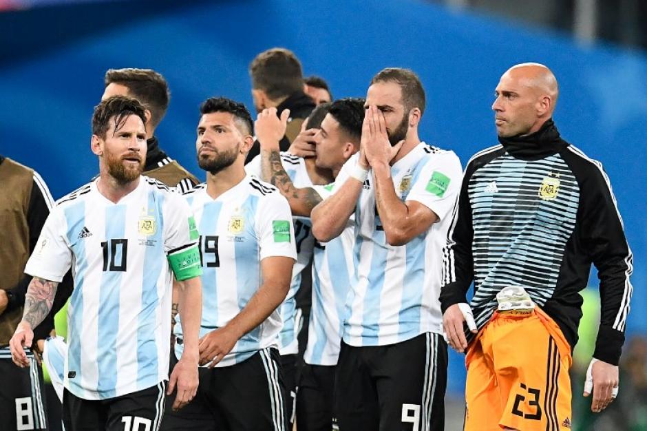 Lionel Messi habló con sus compañeros antes del segundo tiempo. (Foto: AFP)&nbsp;