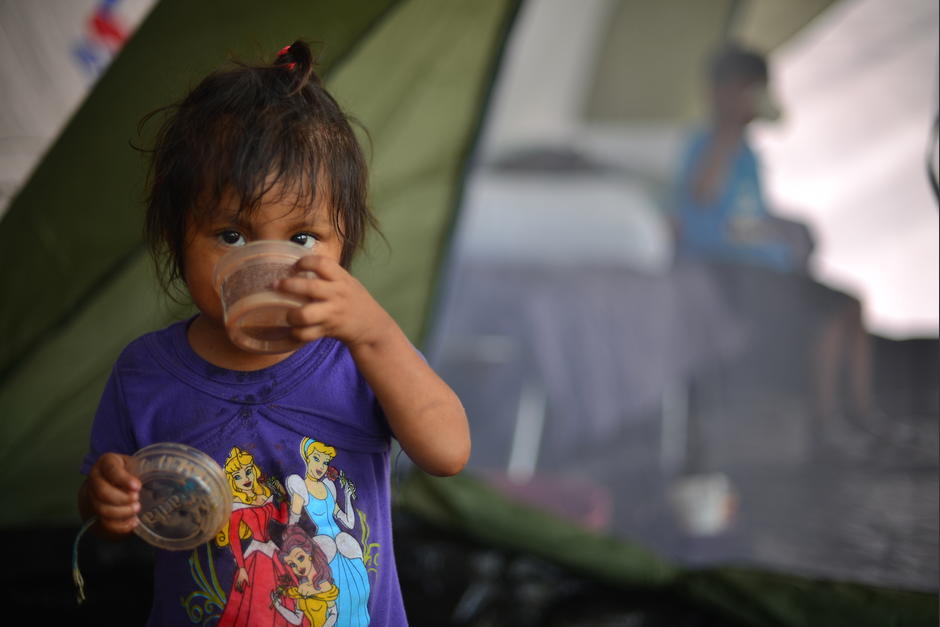 Sherly Mej&iacute;a Guti&eacute;rrez, de dos a&ntilde;os, disfruta de un helado para calmar el calor. (Foto: Jes&uacute;s Alfonso/Soy502)