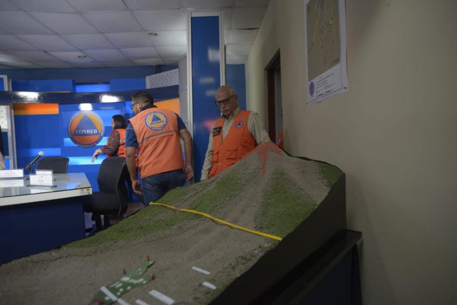 Sergio Caba&ntilde;as junto a una maqueta del &aacute;rea afectada tras la erupci&oacute;n del volc&aacute;n de Fuego. (Foto: Wilder L&oacute;pez/Soy502)