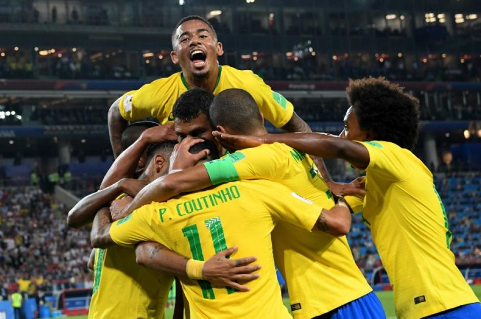 Brasil avanza como primer lugar del Grupo E y enfrentará a México en octavos de final. (Foto: AFP)
