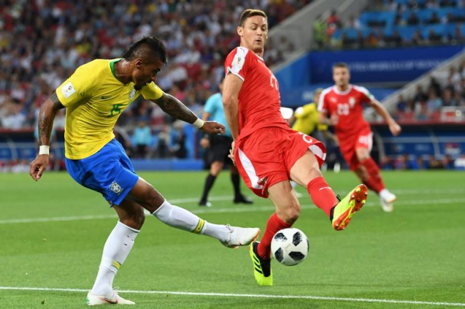 Paulinho marc&oacute; el gol con el que Brasil vence a Serbia. (Foto: AFP)