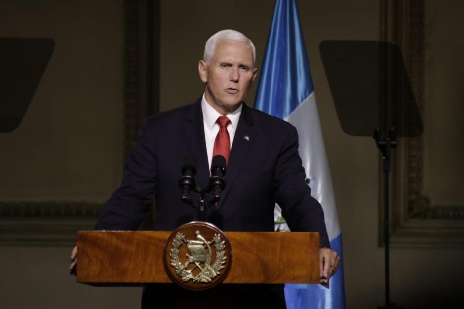 Mike Pence aterriz&oacute; en Guatemala sobre las 3 de la tarde acompa&ntilde;ado de la Secretaria de Seguridad Nacional. (Foto: Alejandro Bal&aacute;n/Soy502)