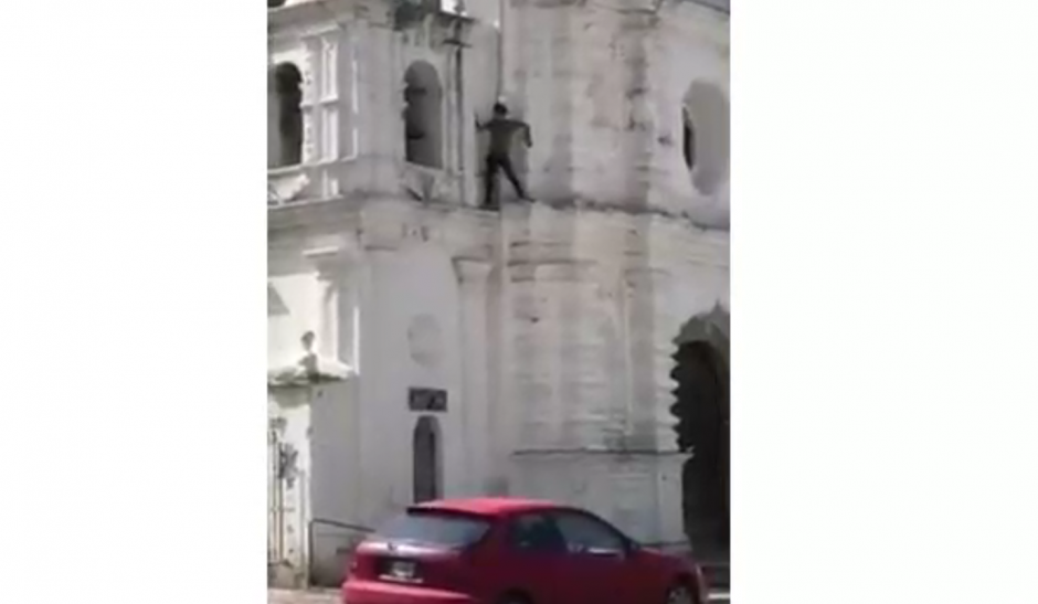 Un video muestra a un hombre que escal&oacute; una iglesia en Antigua Guatemala. (Foto: captura de Facebook)&nbsp;
