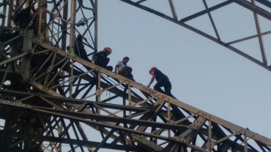Hombre que se subi&oacute; a la Torre del Reformador ser&aacute; llevado a Tribunales por destruir parte del sistema de iluminaci&oacute;n. (Foto: Instagram/Amilcar Montejo)
