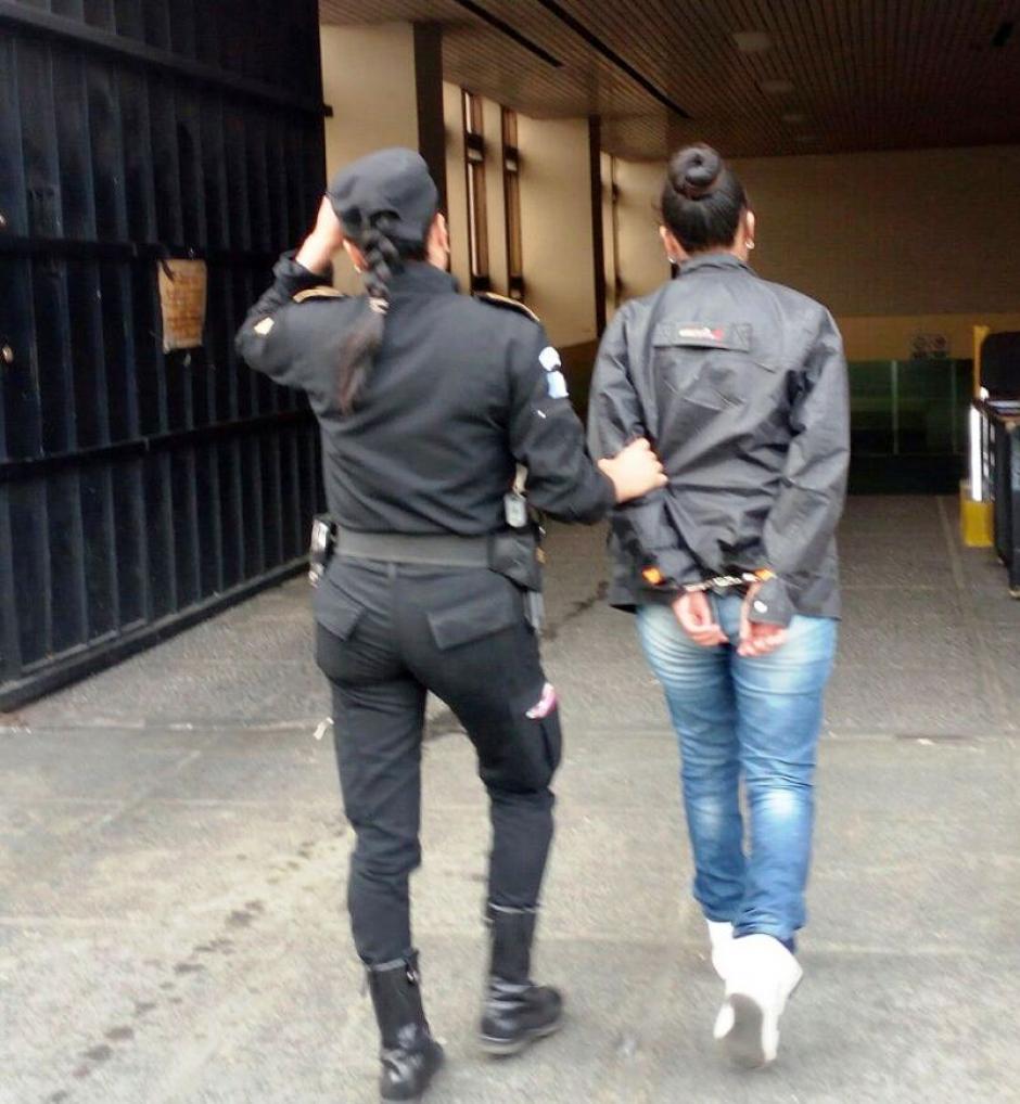 Autoridades evitan que una joven de 19 a&ntilde;os cometa un ataque armado en el municipio de San Miguel Petapa. (Foto: PNC)