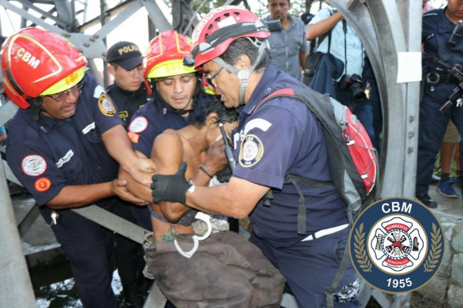 En video qued&oacute; grabado el rescate de un hombre que se subi&oacute; a la Torre del Reformador el reci&eacute;n pasado viernes. (Foto: Bomberos Municipales)