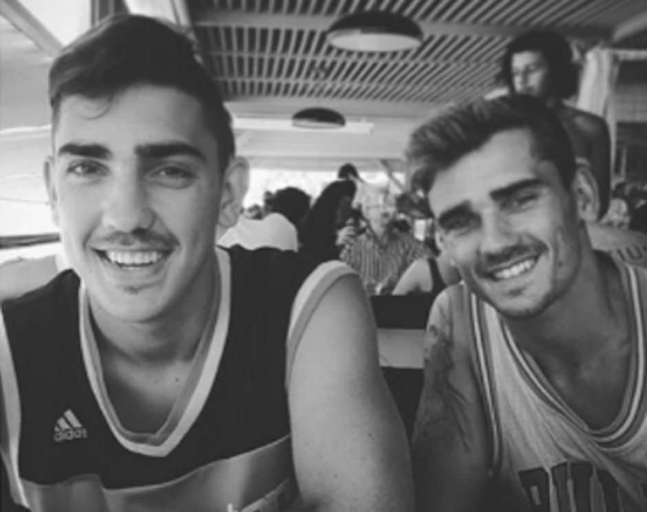 Th&eacute;o Griezmann trolea a Lionel Messi. (Foto: AFP)