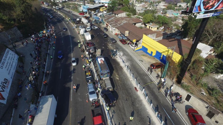 Seg&uacute;n Am&iacute;lcar Montejo, de la PMT de la ciudad de Guatemala, hay hasta 5 kil&oacute;metros de carros hacia Occidente. (Foto: Wilder L&oacute;pez/Soy502)