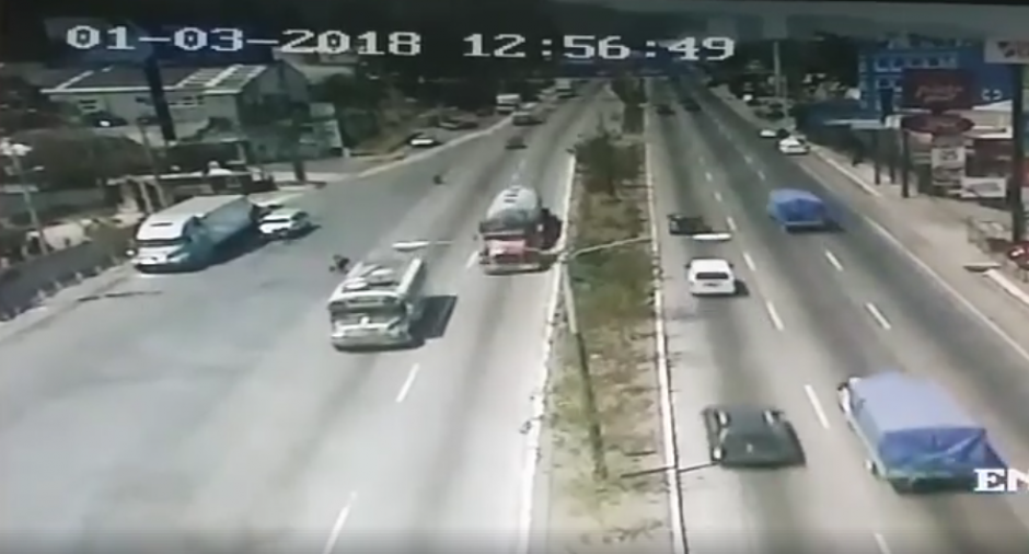 En otro video se observa c&oacute;mo el tr&aacute;iler ya transitaba sin frenos. (Foto: captura de Facebook)&nbsp;